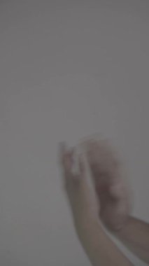 Kahverengi ellerin yakın çekim hareketini, düz beyaz arkaplan, S-Log3, S-Gamut3