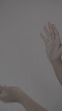 Kahverengi ellerin yakın çekim hareketini, düz beyaz arkaplan, S-Log3, S-Gamut3