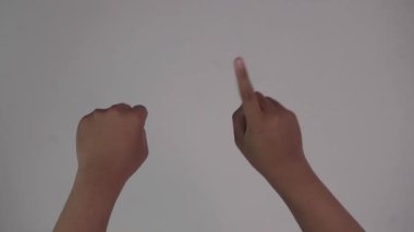 Bronzlaşmış bir elin parmaklarıyla sayarken, düz beyaz arka plan