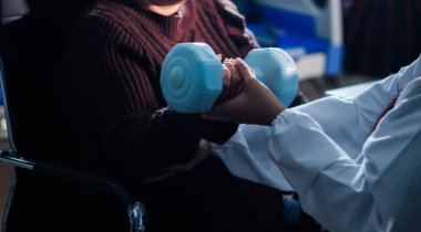 Doktor kas hasarlarını kontrol ediyor ve dambıl testi yaralanması kullanıyor ve ayrıca fiziksel terapi ile kasları güçlendiriyor çünkü fizik tedavi kasların güçlenmesine ve kan akışının artmasına yardımcı olacak.