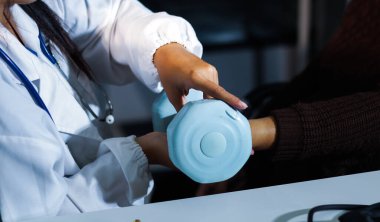 Doktor kas hasarlarını kontrol ediyor ve dambıl testi yaralanması kullanıyor ve ayrıca fiziksel terapi ile kasları güçlendiriyor çünkü fizik tedavi kasların güçlenmesine ve kan akışının artmasına yardımcı olacak.