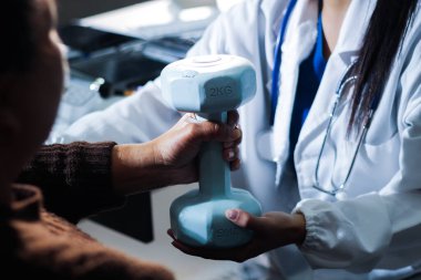 Doktor kas hasarlarını kontrol ediyor ve dambıl testi yaralanması kullanıyor ve ayrıca fiziksel terapi ile kasları güçlendiriyor çünkü fizik tedavi kasların güçlenmesine ve kan akışının artmasına yardımcı olacak.