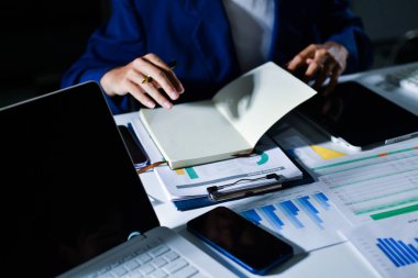 Toplantıdaki iş adamları birlikte planları tartışıyor.