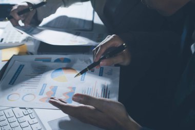 Toplantıdaki iş adamları birlikte planları tartışıyor.