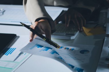 Toplantıdaki iş adamları birlikte planları tartışıyor.