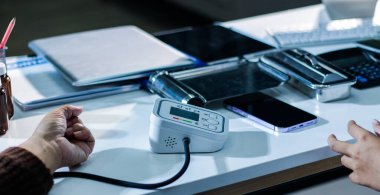 Bir doktorun elleri dikkatle hastanın kan basıncını ölçmek için sfenometre kullanıyor..