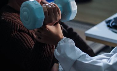 Doktor kas hasarlarını kontrol ediyor ve dambıl testi yaralanması kullanıyor ve ayrıca fiziksel terapi ile kasları güçlendiriyor çünkü fizik tedavi kasların güçlenmesine ve kan akışının artmasına yardımcı olacak.