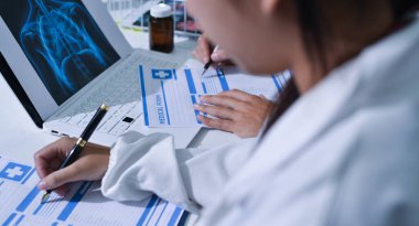 Doktor X-Ray Sonuçlarını Dijital Aygıt Kullanan Hastaya Açıklıyor