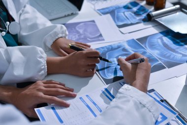 Doktor X-Ray Sonuçlarını Dijital Aygıt Kullanan Hastaya Açıklıyor