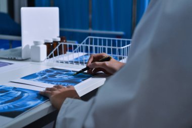 Doktor X-Ray Sonuçlarını Dijital Aygıt Kullanan Hastaya Açıklıyor