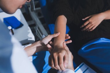 Karın ağrısı, şişkinlik, ishal olan bir adam klinikteki doktora gider. Kadın doktor, hastanedeki muayene odasında bir hastanın karın ağrısına teşhis koyuyor..