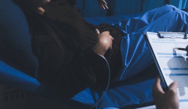 Karın ağrısı, şişkinlik, ishal olan bir adam klinikteki doktora gider. Kadın doktor, hastanedeki muayene odasında bir hastanın karın ağrısına teşhis koyuyor..