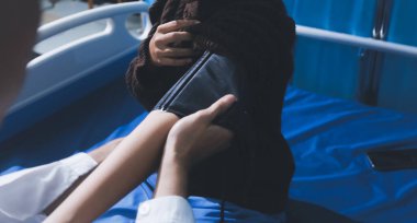 Doktor genç kızı muayene ediyor, kan basıncını ölçüyor, tansiyon monitörü kullanıyor. Okula giriş sınavı kavramı.