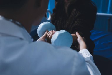 Tanımlanamayan fiziksel terapi sırasında mavi el ağırlığı kullanır