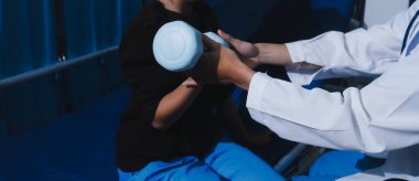 Tanımlanamayan fiziksel terapi sırasında mavi el ağırlığı kullanır