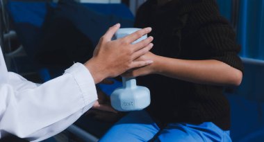 Tanımlanamayan fiziksel terapi sırasında mavi el ağırlığı kullanır