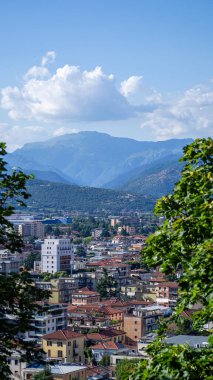 Çerçevelenmiş Brescia Şehir Manzarası Ağaçlar Arasında Yapraklı Önplan Çatı ve Dağlı Kale