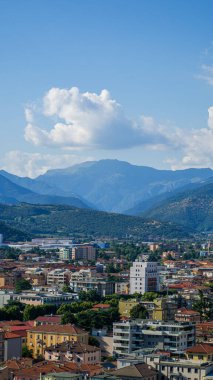 Panoramik Brescia Şehri Görünümü Kale, Terracotta Çatıları ve Ortaçağ Kulelerine Karşı Çerçevelenmiş