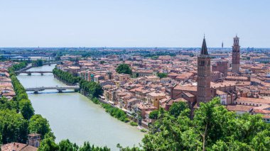 Adige Nehri Akıp Giderek Tarihi Kuleleri Geçiyor. Nezih Akıntılar, Sudaki Yansımalar, Terracotta