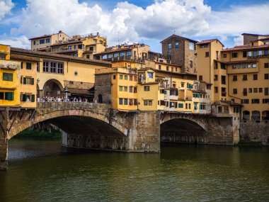 Floransa, İtalya, 07 Temmuz 2025: Florence Ponte Vecchio Köprüsü Kuyumcu Dükkanları, Altın Cephe Hattı Dar Hat, Alışveriş ve Tedarikçiler