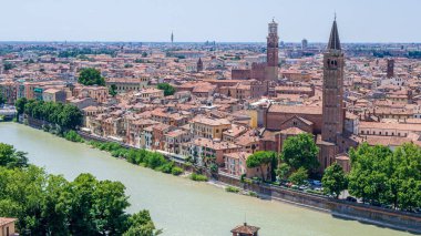 Adige Nehri Kuleleri Vista, Antik Çan Kuleleri Sarmal Nehrin Üzerinde Yükseliyor, Taş Köprü Bağlanıyor