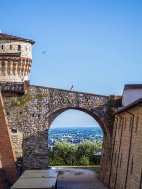 Brixia, Italia, 09 Temmuz 2026: Taş Kemer Çerçeve Şehri Skyline And Horizon, Antik Masonluk Geçidi Dar Sokağa Açılıyor, Sunlit Çatıları