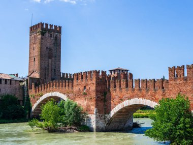 Adige Nehri üzerindeki ortaçağ tuğla köprüsü, kemerli taş açıklıkları ve yüksek kulesi olan çatallı kale duvarları.