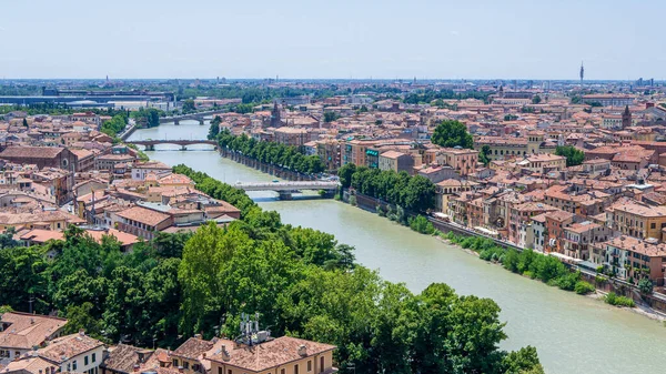 Geniş Hava Manzaralı Verona Nehri, Terracotta Çatıları Uzaktaki Katedral Kulelerine, Lush Riverside