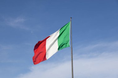 Ulusal Bayramda Yüksek İtalyan Bayrağı, Canlı Üç Renk ve Düzenli Esinti Neşeli Hava, Açık Hava ve Parlak Renkler Toplumsal Kutlamayı Vurguluyor.