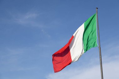 İtalyan Bayrağı Kapanışı Kumaş Örgü ve Hareketi Gösteriyor, Güneş Işığı Katları ve Dikişleri Vurguluyor, Dokunsal Doku ve Doymuş Renk Editörlük Kullanımı İçin İdeal.