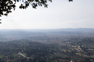 Fiesole 'dan Uzak Ufuk' a Geniş Panoramik Vista, Katmanlı Vadi ve Kentsel Yayılma Hazin, Zeytin Kemeri ve Önplanda Dağılmış Çatı Oluştur