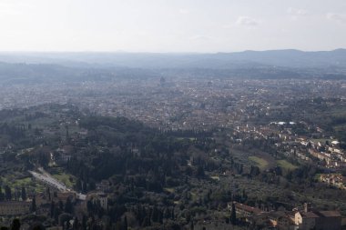 Usulca Yuvarlanan Tepelere Bakan Serene Florence. Floransa 'nın sakin atmosferli uzak manzarası. Floransa 'nın Sükûnet Altında Tepeler Altındaki Bulanık Görüntüsü