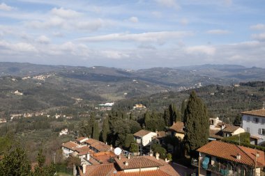 Geniş Hilltop Panorama Terracotta çatıları ve Cypress durakları Uzak Vadi 'ye ve Yumuşak Bulutlu Ufuk' a uzanan Sessiz Yollar.