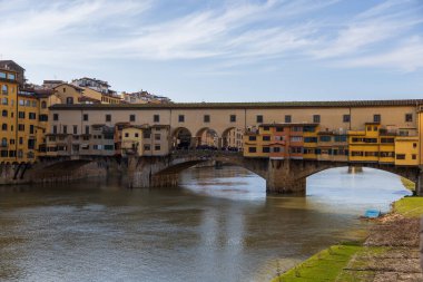 Arno Nehri üzerindeki Kemerli Köprü, Temiz Gök Altında Renkli Riverside Binaları, Tarihi Ponte Vecchio Panorama Taş Cepheleri, Sudaki Yansımalar,