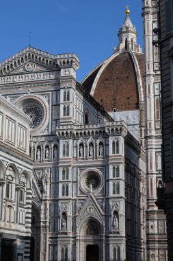 Floransa Duomo Cephesi Polikrom mermer, Dekoratif Rahatlama ve Heykel oymacılığı, Dar Dikey Çerçeve Rönesans Geometrisi ve Güneş Işığı Kontrastı,