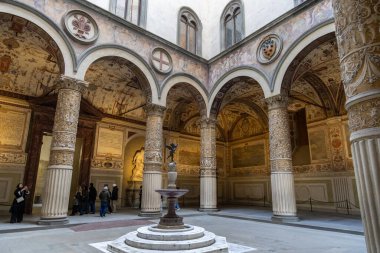 Saray Bahçesi Çeşmesi, Kılavuz Ziyaretçiler, Sütunlar ve Fresco Döngüleri Üzerine Boyalı Kemerler, Yorumları Dinleyen Grup Sözleşmesi,