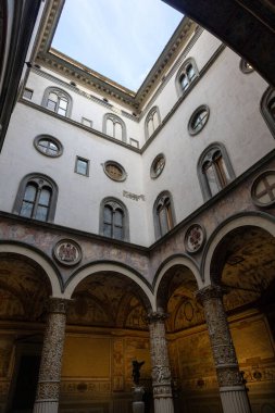 Rönesans Manastırı Bahçesi Çeşmesi Açık Gökyüzü Altındaki Fresk Kemerler ve Sütunlar ve Süslü Kapitaller Kapalı Ziyaretçiler ve Rehberler, Sanat İçin Çalışkan Atmosfer