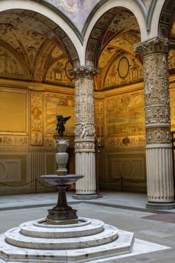 Floransa Avlusu Çeşmesi Frescoed Arches Altında Güneş Işığı Mermer Havzası oyulmuş Sütunlar, Sıcak Altın Tonlar, Dekoratif Yardım, Yavaş Yolculuk Atmosferi Çağıran