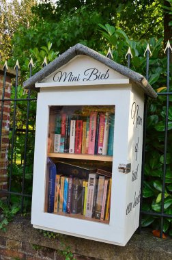 eine kleine leihbuechere in einem dorf, Niederlande