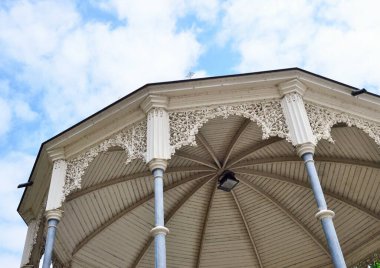 Hollanda, Roermond 'da bir pazar yerinde beyaz bir pavyon