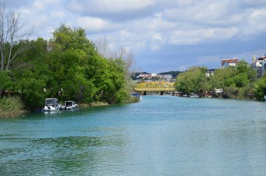Manavgat nehri ve sarı çelik köprü.