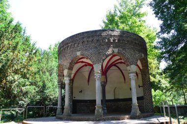 Parkta küçük bir pavyon