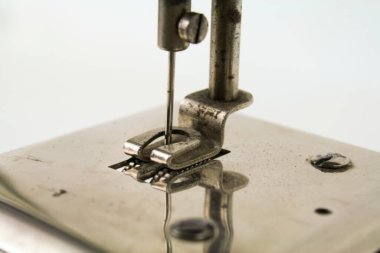 El tekerleği, iğne alanı, metal gövde ve dekoratif elementler gibi farklı mekanik ve tasarım detaylarını gösteren eski bir çocuk dikiş makinesinin fotoğrafları. Yakın çekimler zanaatkarlığı, klasik karakteri ve