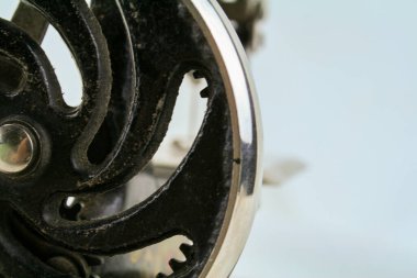 El tekerleği, iğne alanı, metal gövde ve dekoratif elementler gibi farklı mekanik ve tasarım detaylarını gösteren eski bir çocuk dikiş makinesinin fotoğrafları. Yakın çekimler zanaatkarlığı, klasik karakteri ve
