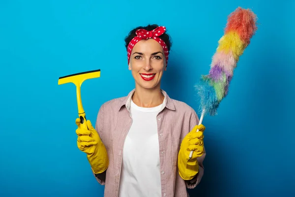 Mujer Joven Sonriente Con Guantes Sosteniendo Raspador Vidrio Cepillo Polvo — Foto de Stock