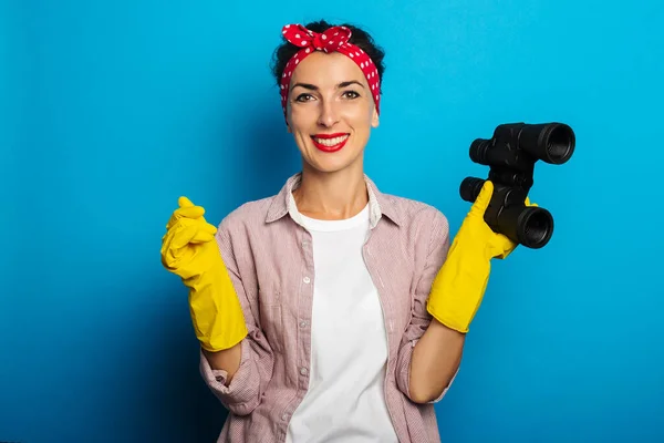 Mujer Joven Sonriente Vendaje Con Guantes Para Limpiar Sosteniendo Prismáticos — Foto de Stock