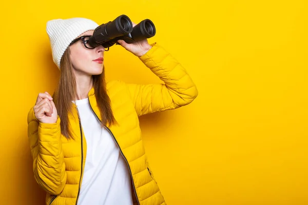 Mujer Joven Con Chaqueta Amarilla Mirando Través Binoculares Sobre Fondo — Foto de Stock