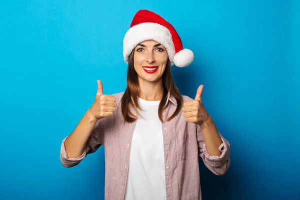 Bienvenida Mujer Joven Camisa Con Sombrero Santa Claus Mostrando Los — Foto de Stock
