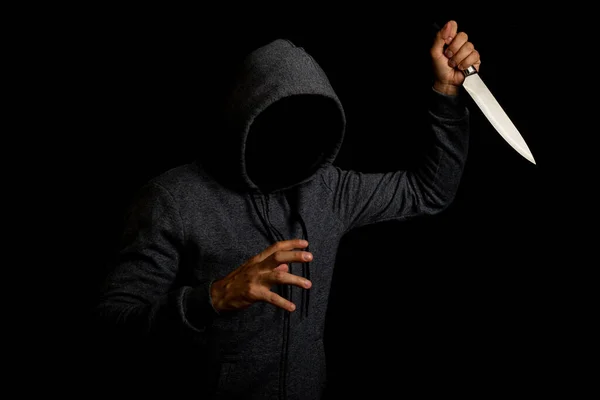 Agresivní Mladý Muž Kapuci Máchající Nožem Tváří Černém Pozadí — Stock fotografie