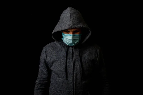 Fiatal Férfi Orvosi Maszkban Pulóverben Fekete Alapon — Stock Fotó